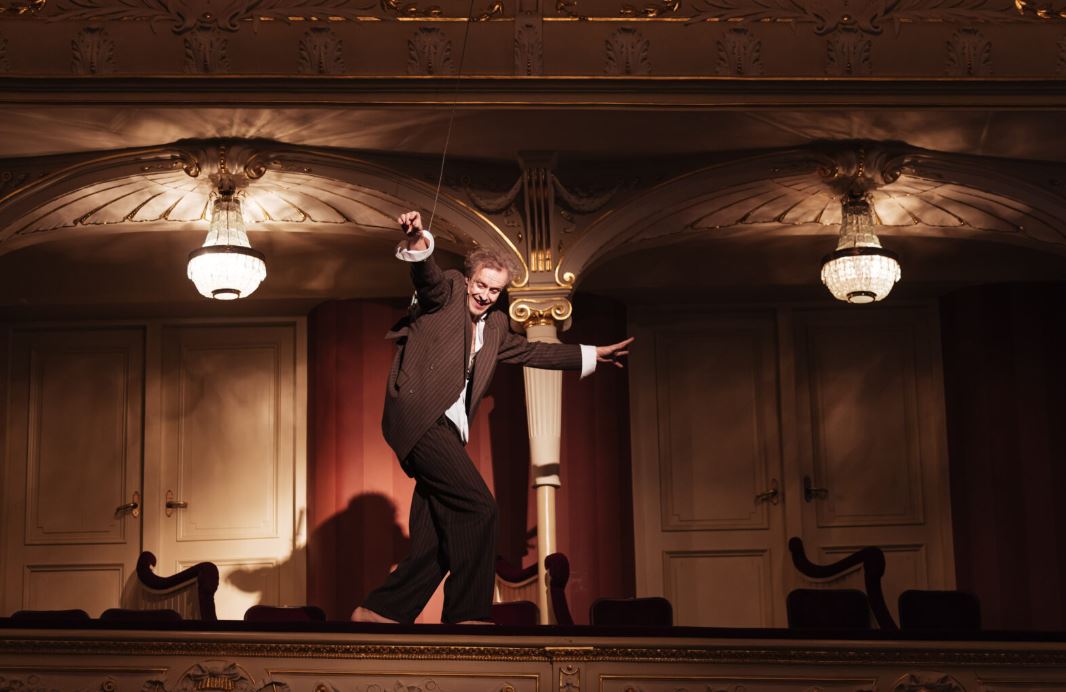 Aktieris Kārlis Reijers izrādē 