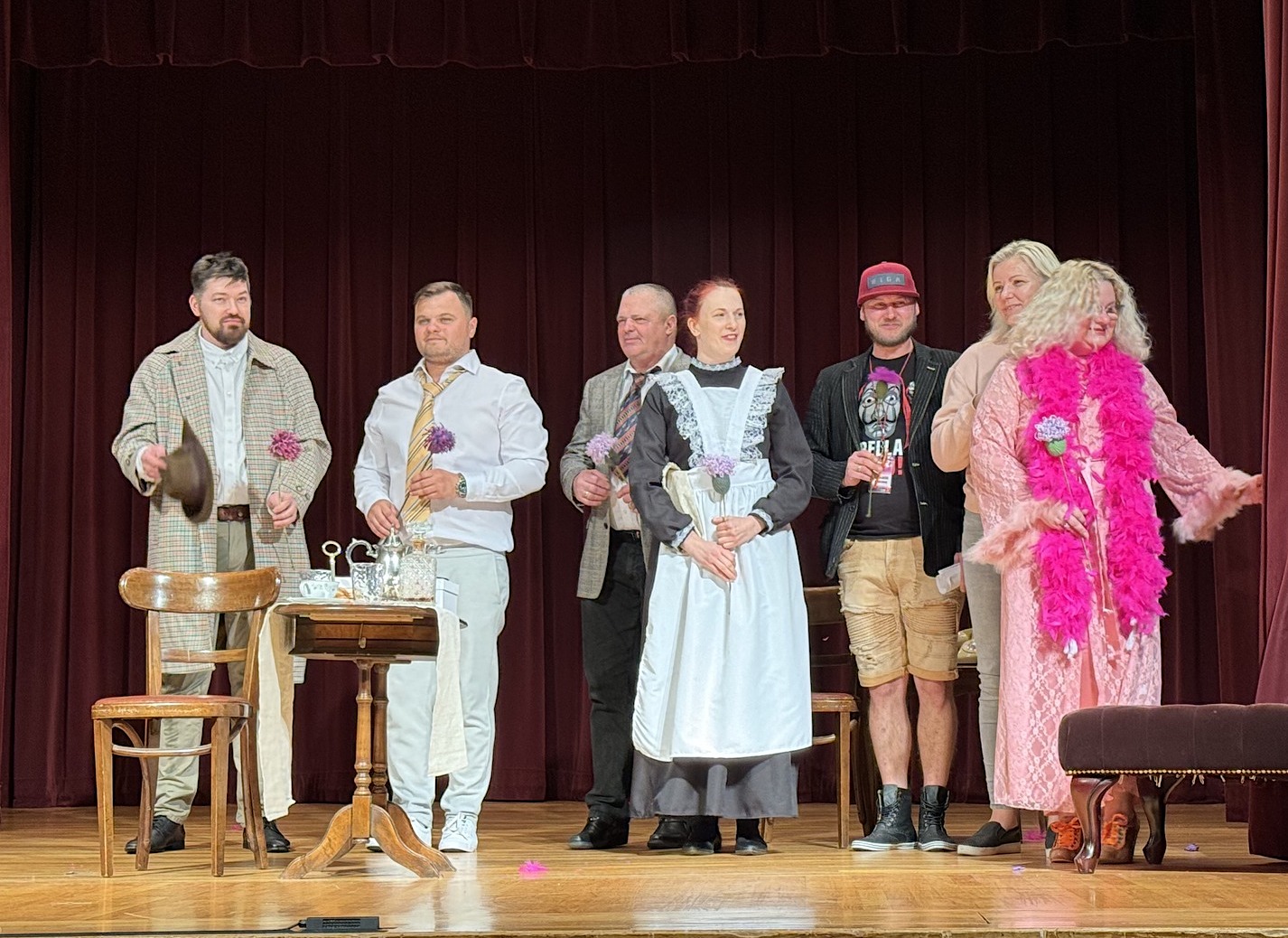 Reikjavīkas Latviešu amatierteātris pēc izrādes “Divkauja” diasporas amatierteātru festivālā 