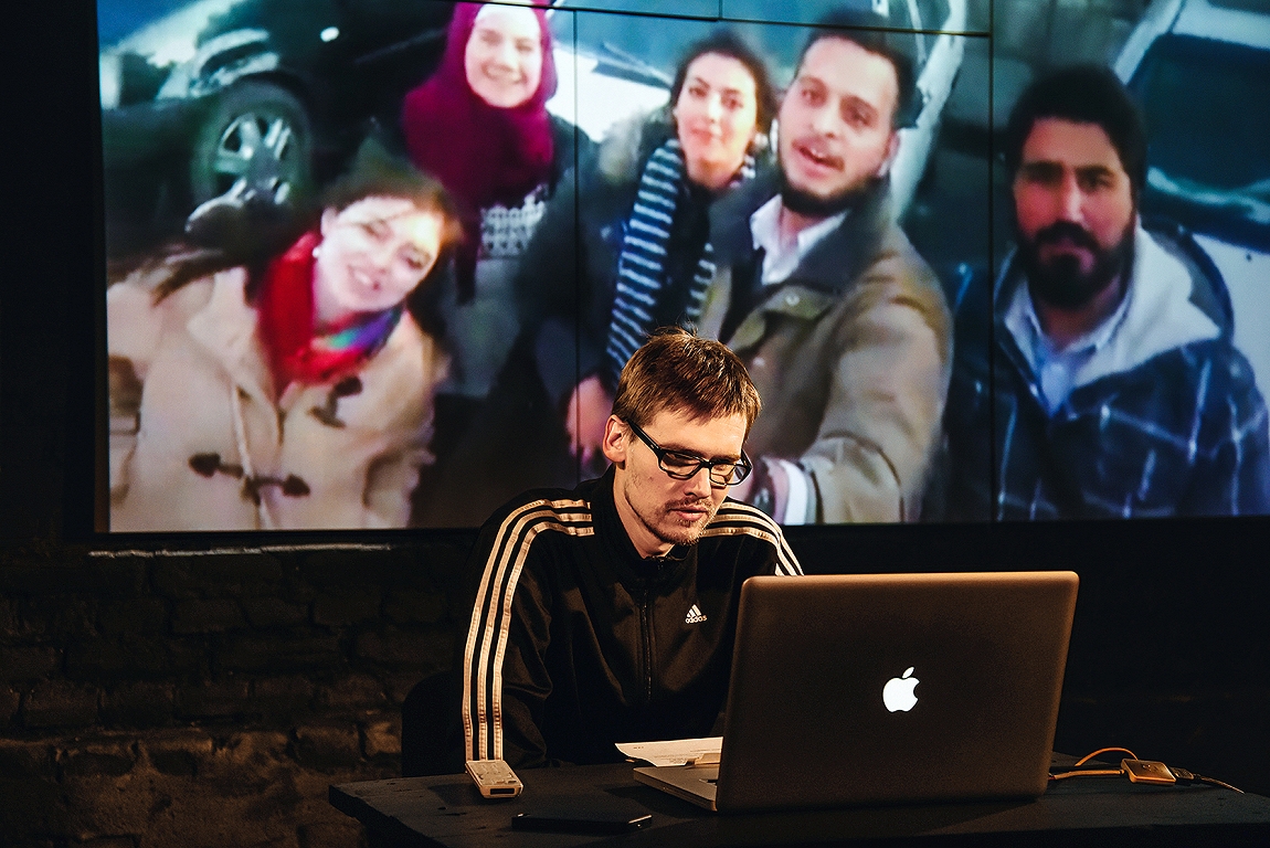 Skats no DDT izrādes 