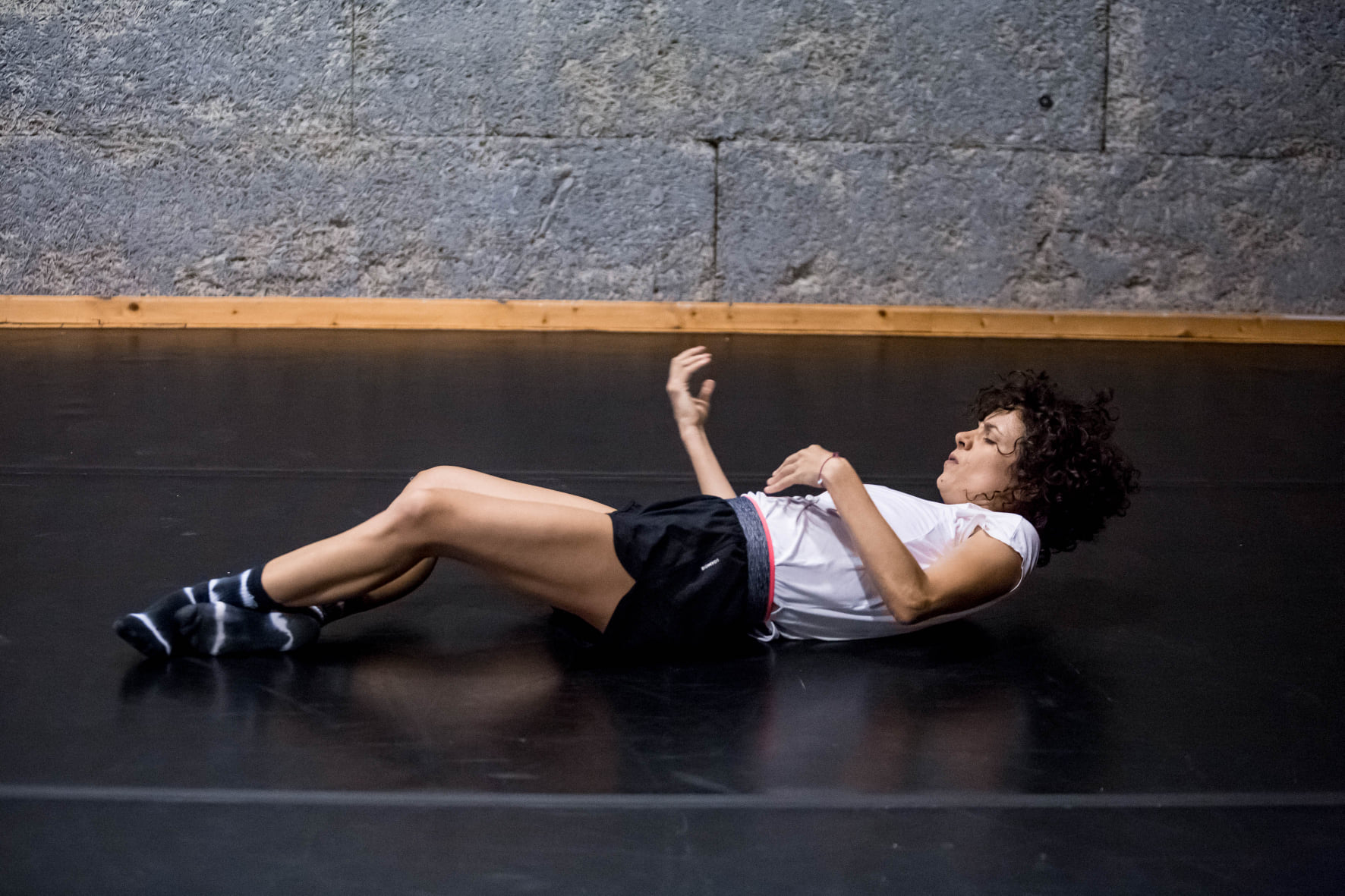 Skats no dejas izrādes “Par rozā iekrāsotu nākotni” (autore, izpildītāja – Ana Kreitmeijere) // Foto – Andi Bančić