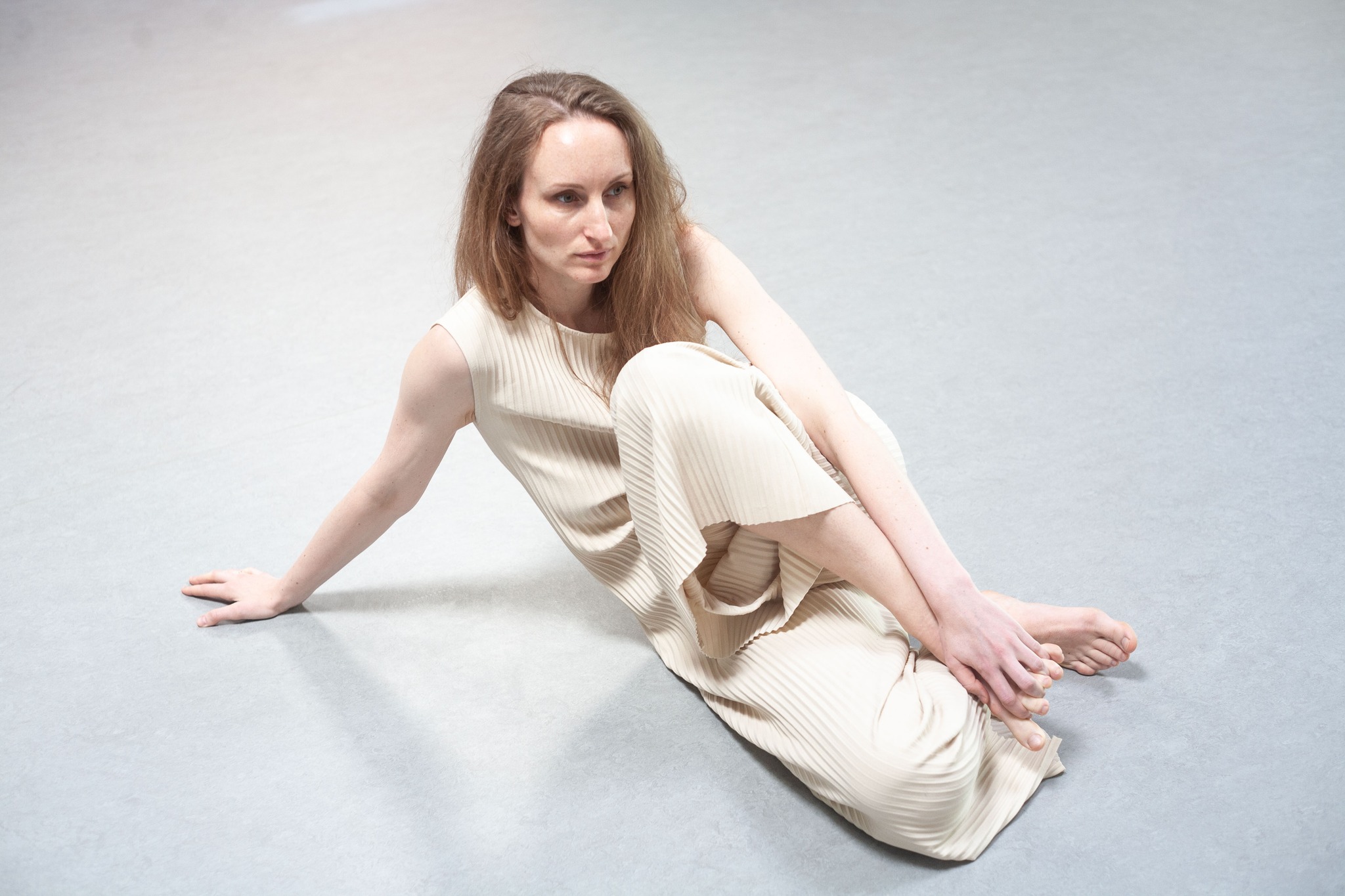 Skats no laikmetīgās dejas izrādes Līdz nāve mūs šķirs