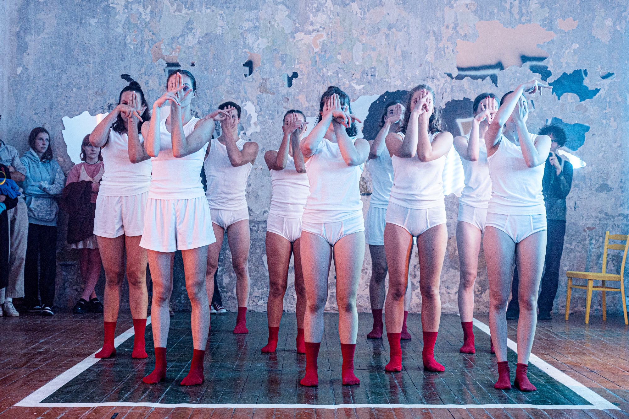 Skats no LOW AIR Viļņas pilsētas Dejas teātra izrādes  “Es divi/ Mēs, kliķe” // Foto – Dmitrijus Matvejevas