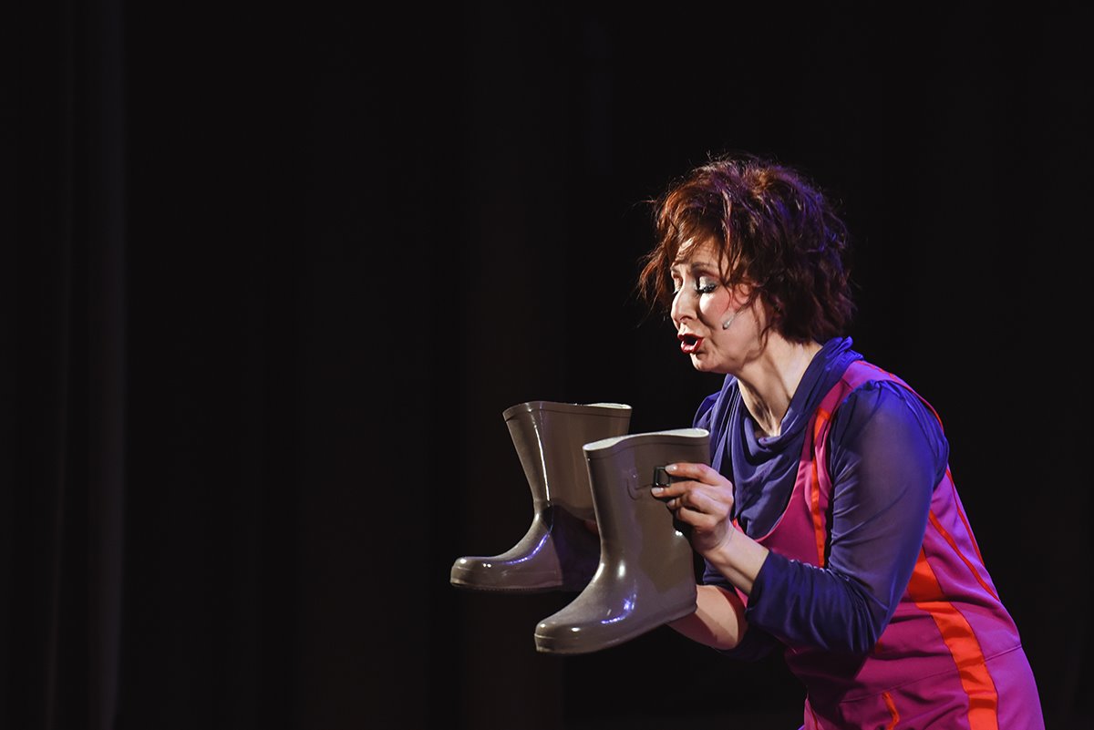 Skats no Zanes Daudziņas stand-up komēdijas