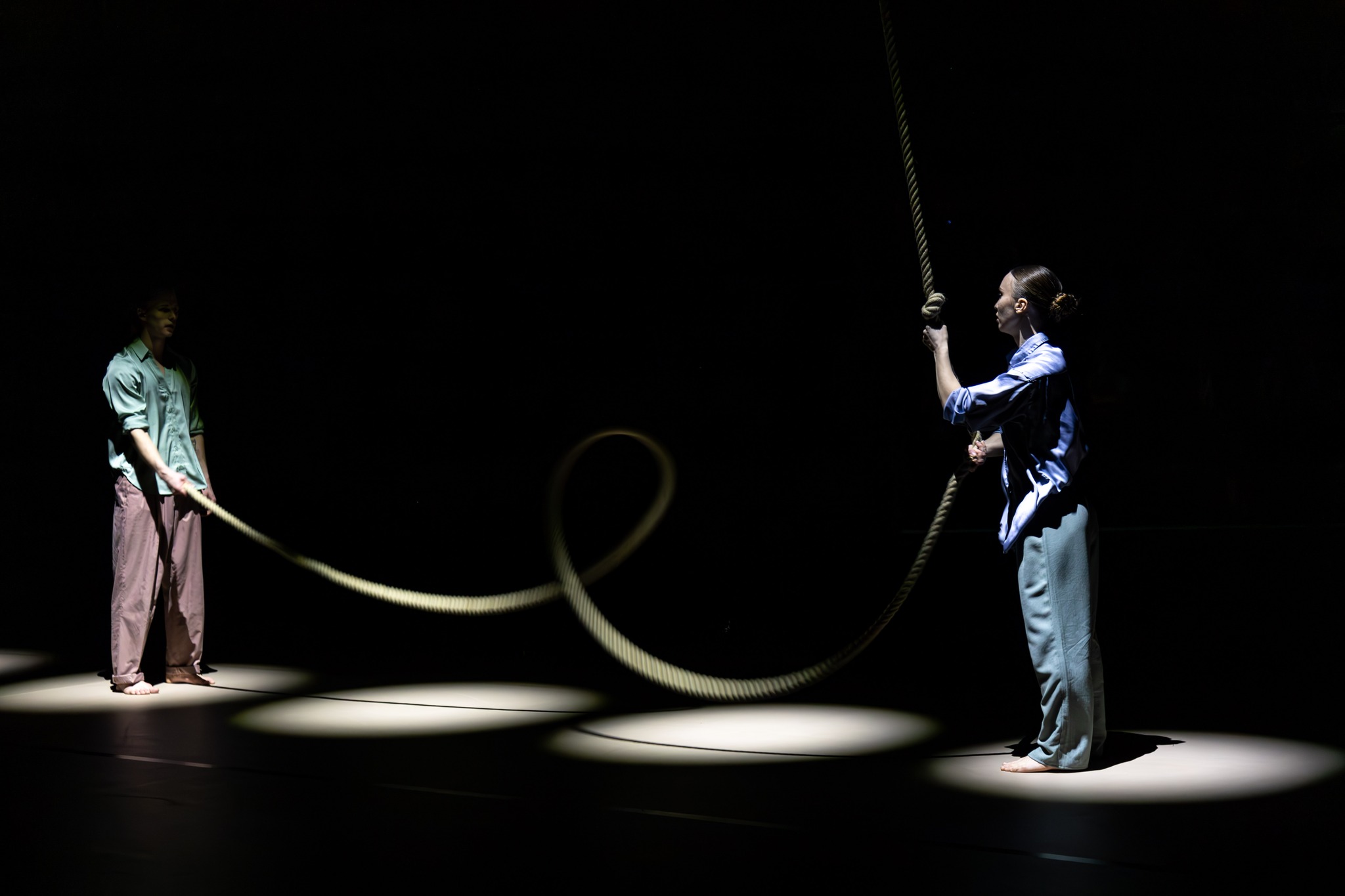 Skats no laikmetīgās dejas izrādes 