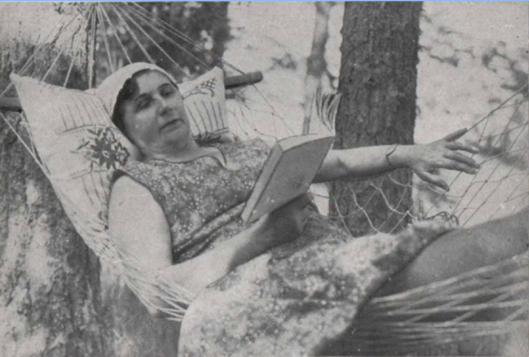 Aktrise Jūlija Skaidrīte labprāt atpūšas šūpuļtīklā ar labu romānu // Foto: žurnāls 