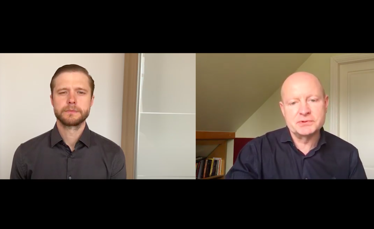 Tomass – Dainis Grūbe, Jozefs – Ģirts Ķesteris // Ekrānšāviņš no izrādes