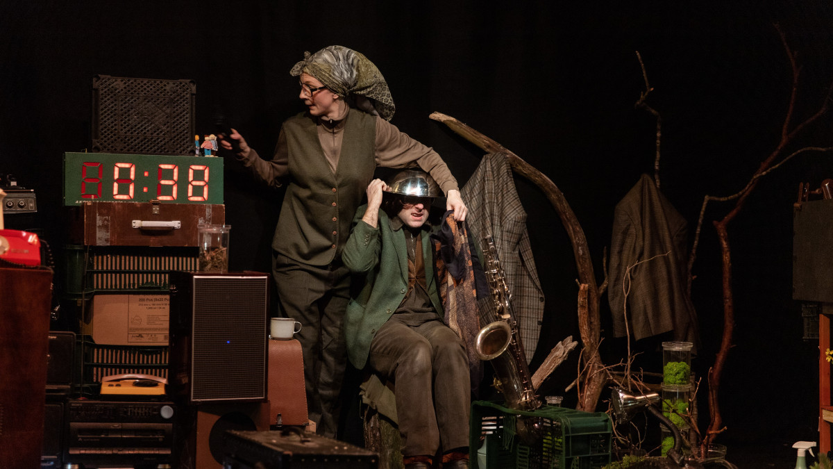 Skats no LLT izrādes “Skeleta Juhana gaitas” (2023, rež. J. Znotiņš) // Foto – Matīss Markovskis