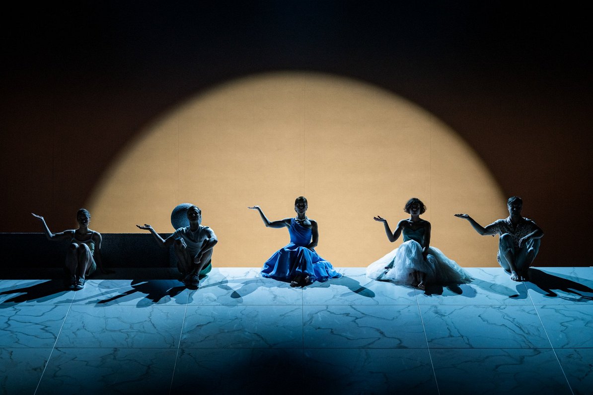 Skats no Dailes teātra izrādes 