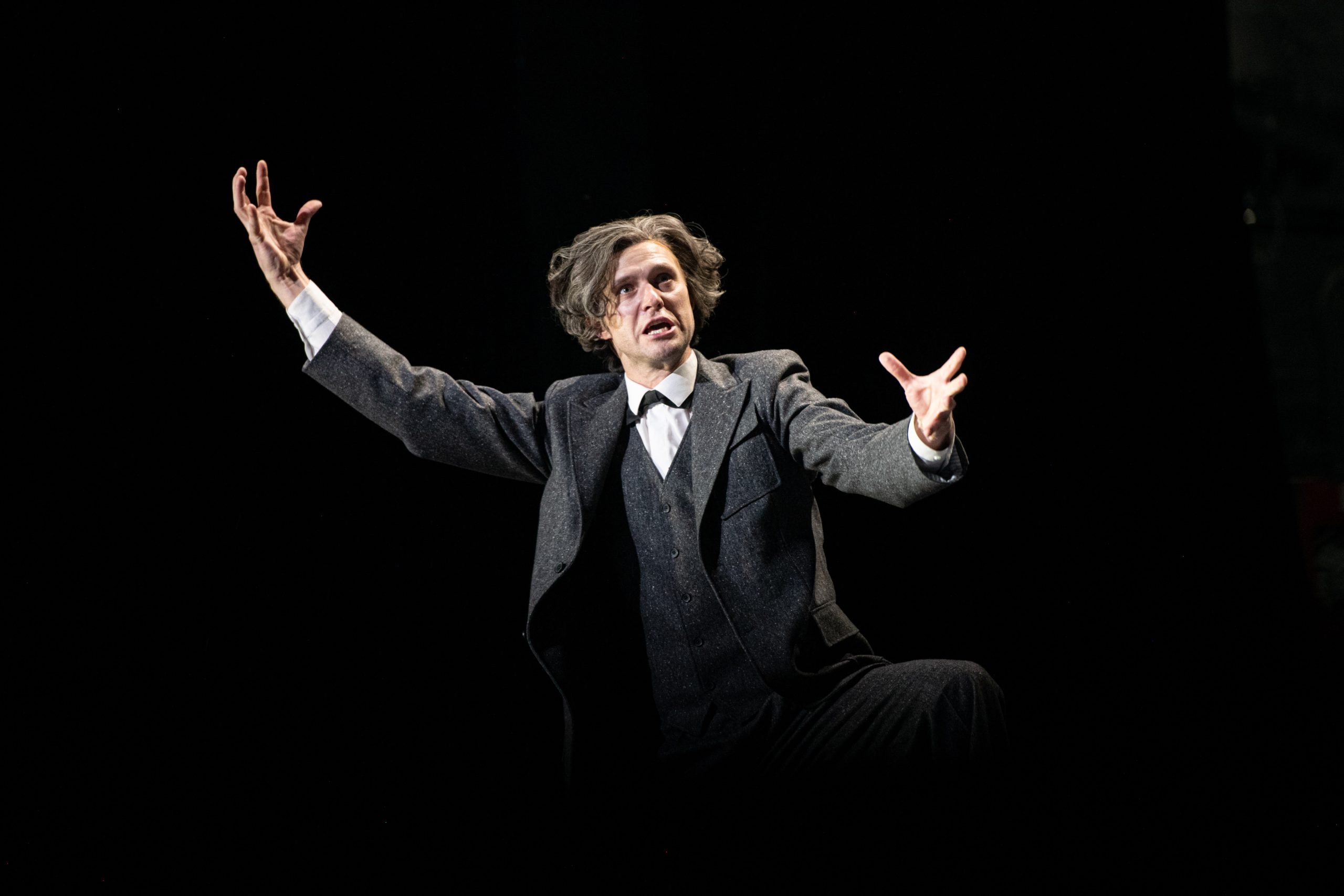 Aktieris Dainis Grūbe izrādē 