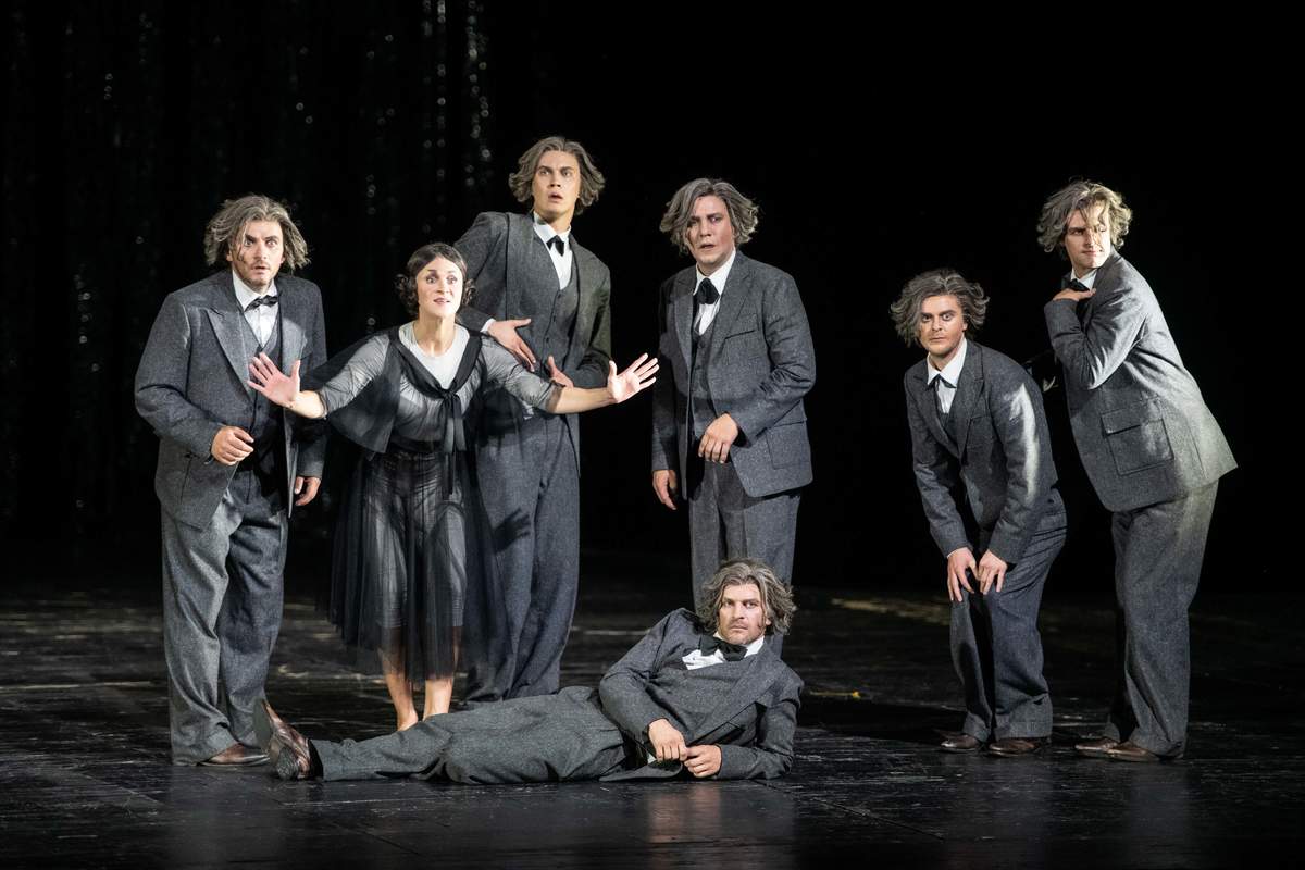 Eduards Smiļģis – Gints Grāvelis, Kārlis Arnolds Avots, Artūrs Skrastiņš, Toms Veličko, Kaspars Dumburs, Lauris Dzelzītis, Felicita Ertnere – Ilze Ķuzule-Skrastiņa // Foto – Kristaps Kalns