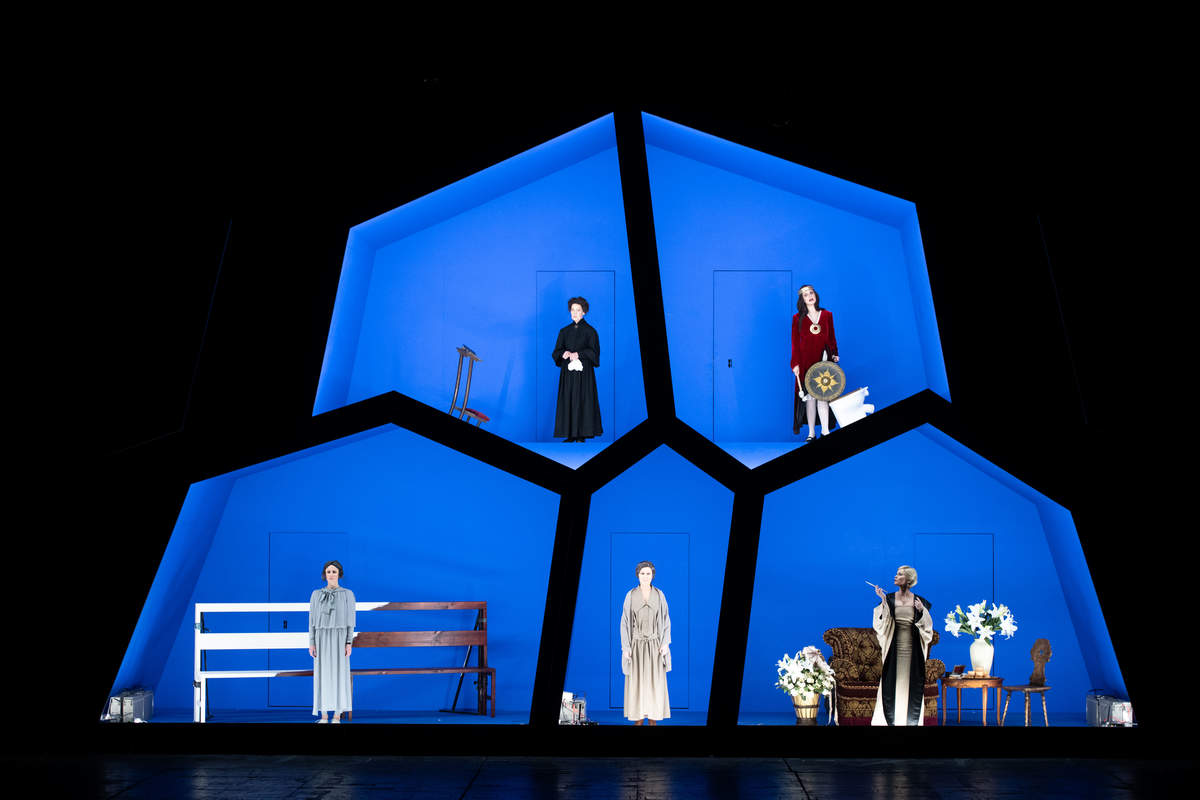 Skats no DT izrādes 