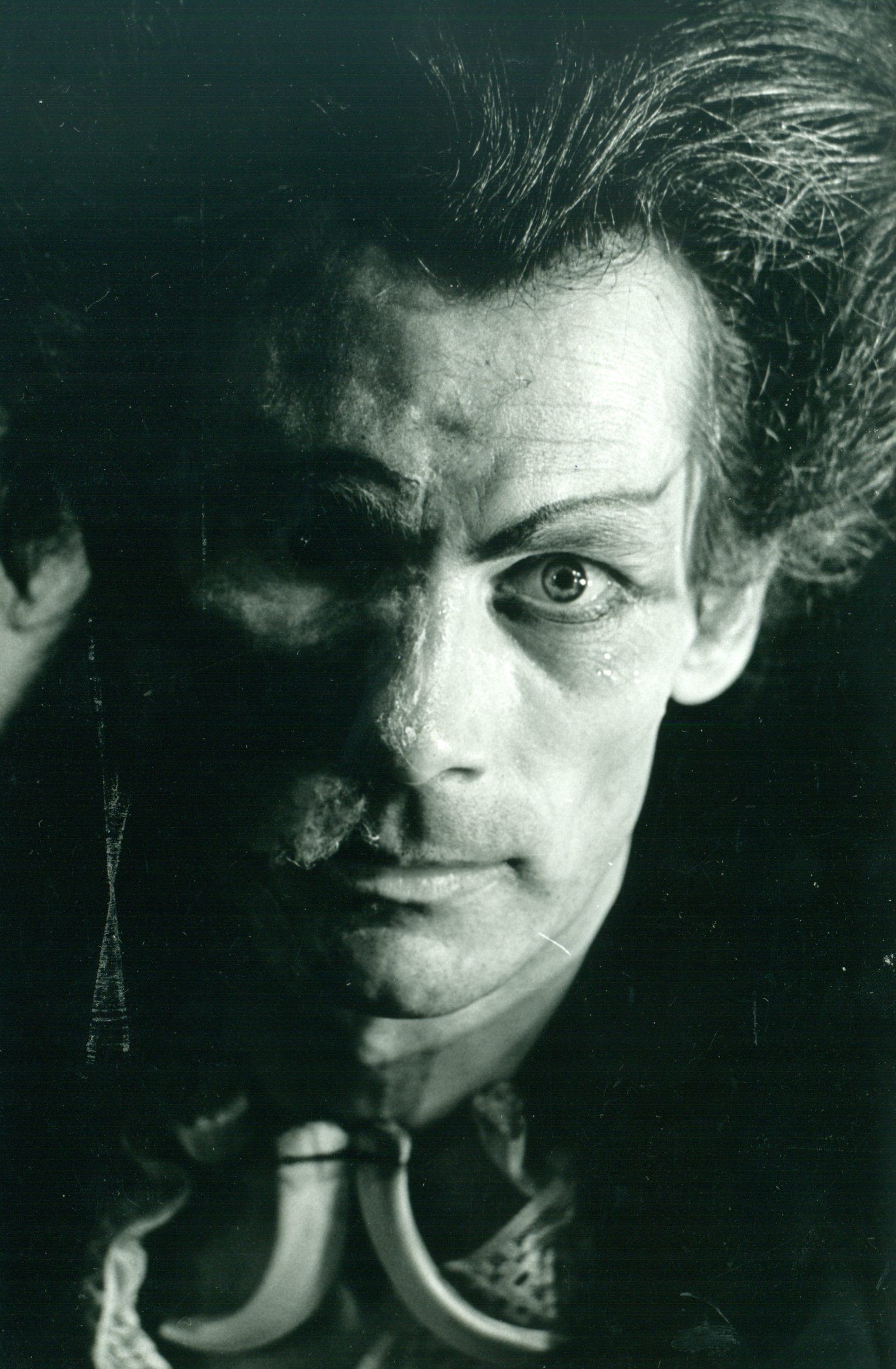 „Spēlēju, dancoju” iestudējums Oļģerta Krodera režijā Nacionālajā teātrī 1991. gadā. Kungs – Leonīds Grabovskis // Foto – Andris Vītiņš