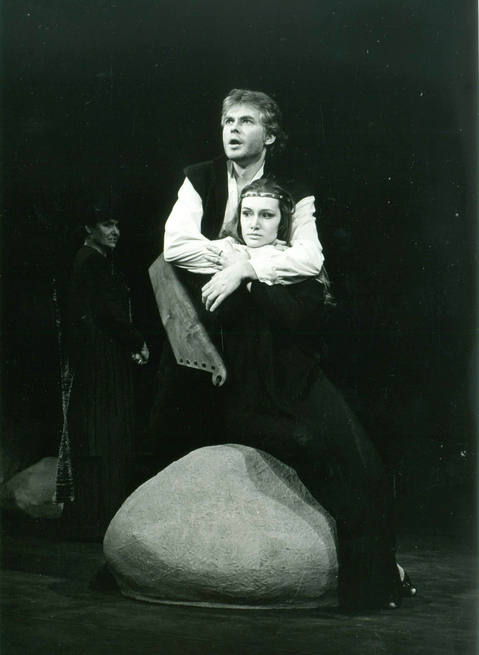 „Spēlēju, dancoju” iestudējums Oļģerta Krodera režijā Nacionālajā teātrī 1991. gadā. Tots – Jānis Kaijaks, Lelde – Zane Jančevska // Foto – Andris Vītiņš