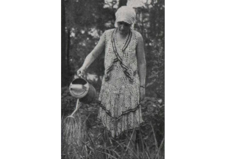 Aktrise Ludmila Špīlberģe laista savu dārzu Inčukalnā // Foto: žurnāls 