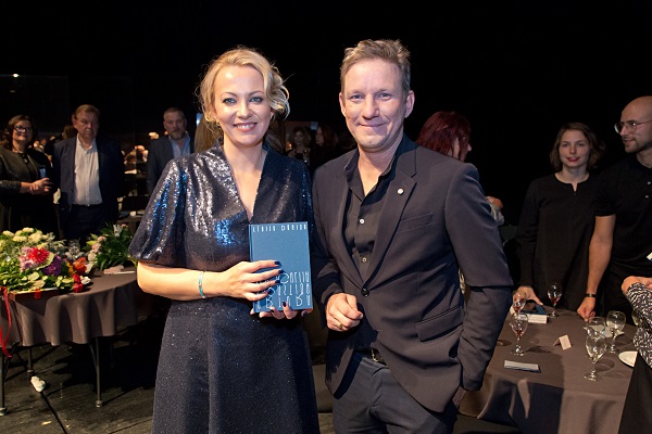 Teātra kritiķe Līvija Dūmiņa un aktieris Artūrs Skrastiņš grāmatas atvēršanas svētkos // Publicitātes foto