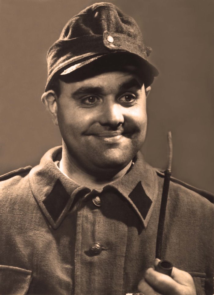 Gunārs Placēns Šveika lomā izrādē