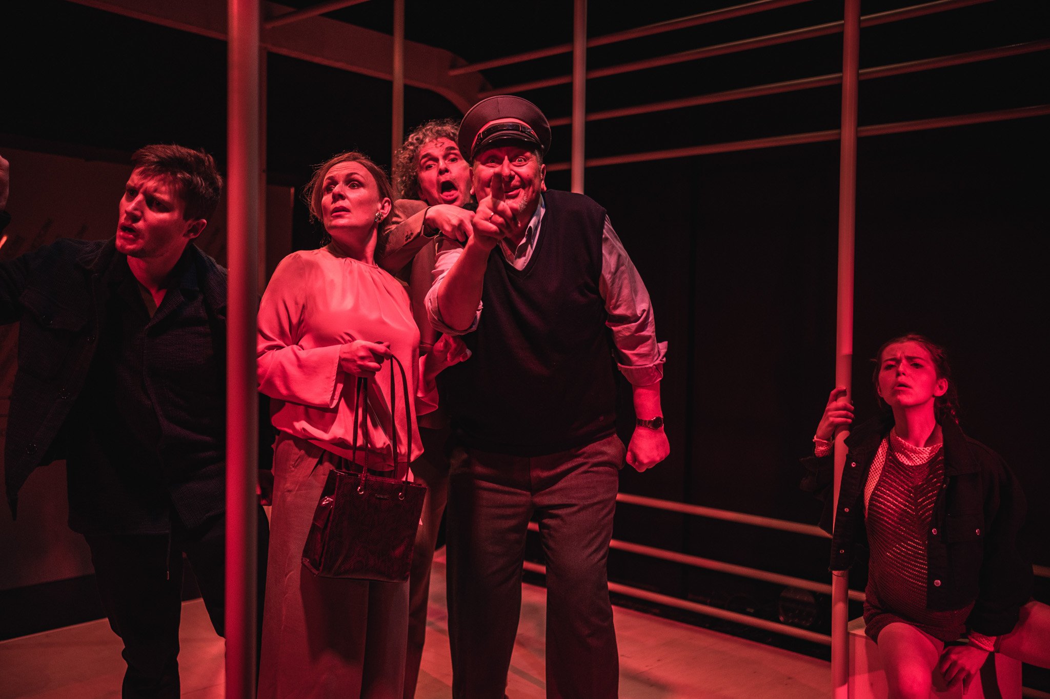 Skats no Vilama Horžica teātra izrādes “Stila vingrinājumi” (rež.  Eva Risova) // Foto – Piotr Nykowski