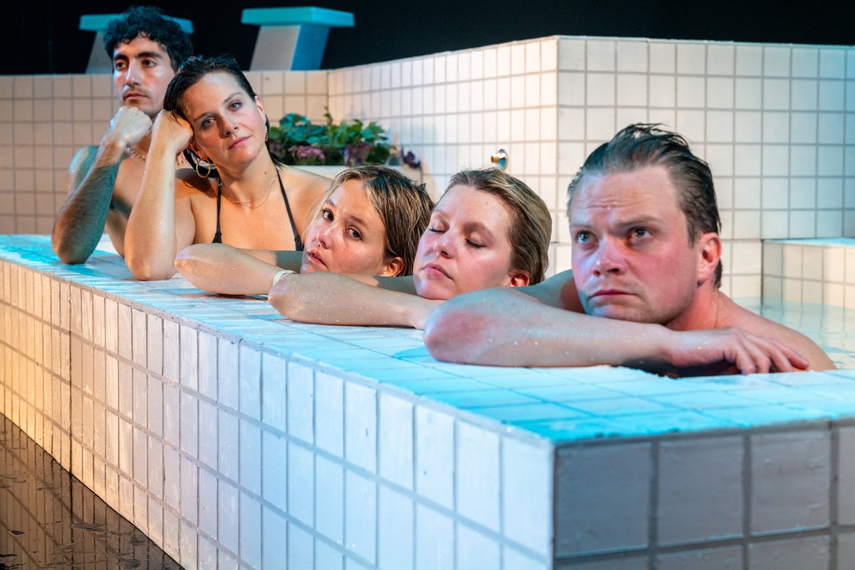 Skats no Tjarnarbíó teātra (Rejkjavīka, Islande) izrādes “Peldēšana” // Publicitātes foto