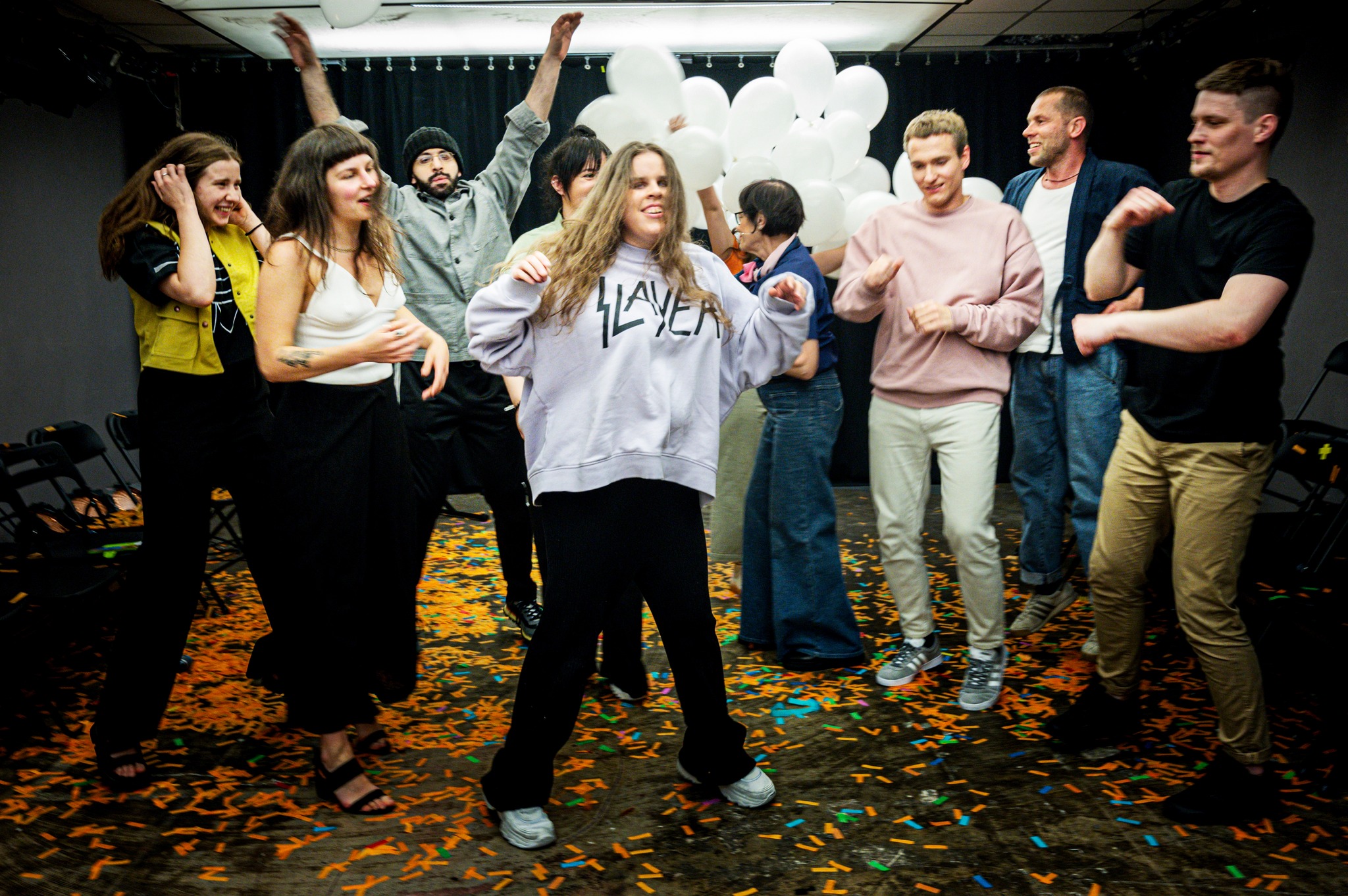 Skats no OKT/Viļņas Pilsētas teātra izrādes “Svētki” // Foto – Dmitrijus Matvejevas