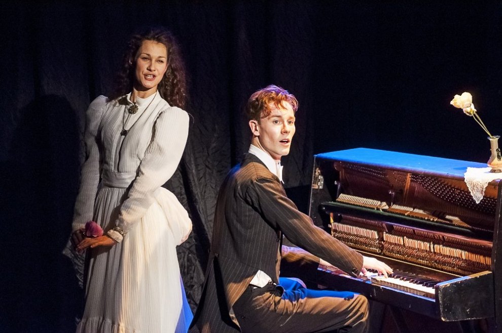 Nataļja Smirnova un Maksims Busels izrādē