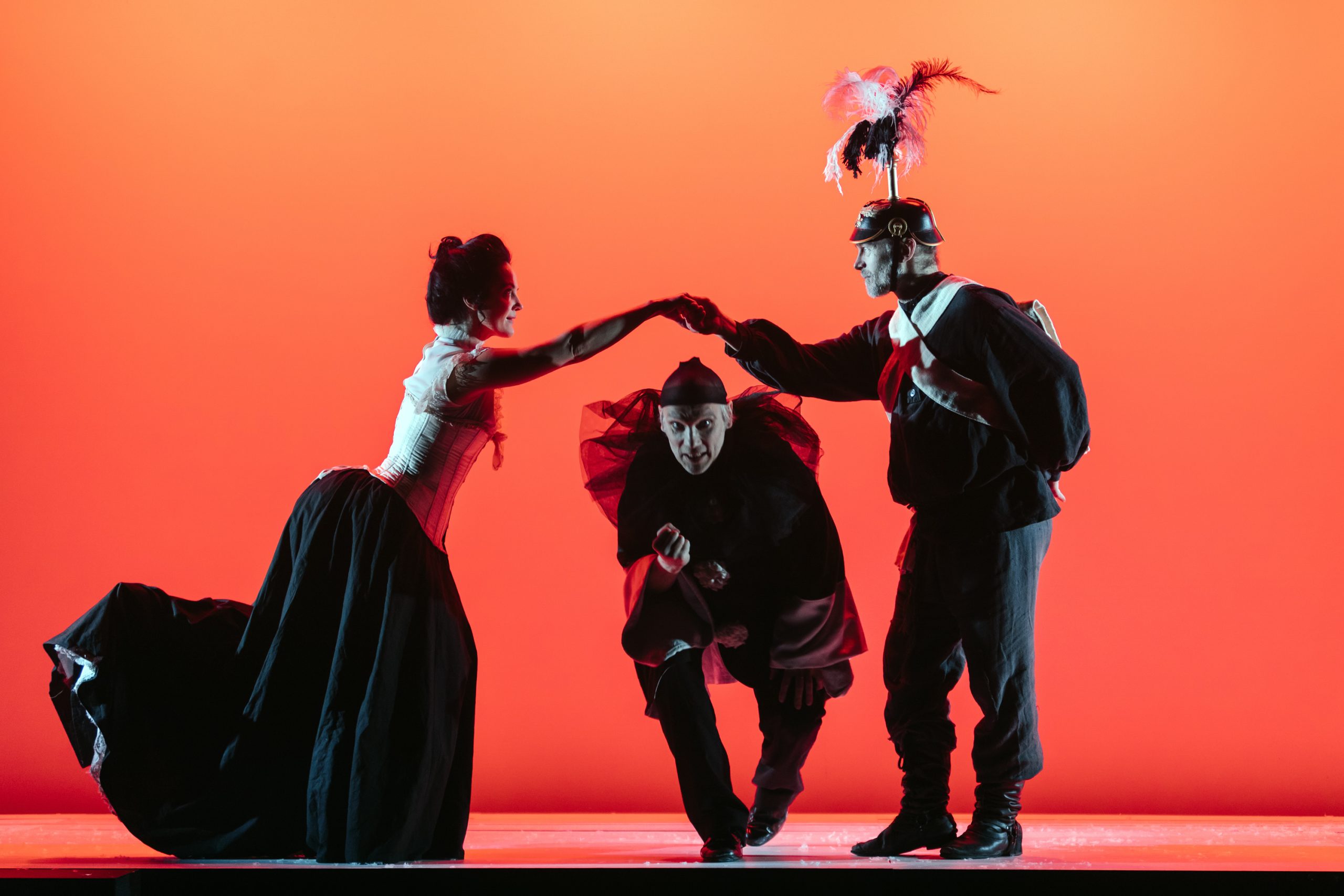 Skats no Tallinas Pilsētas teātra izrādes “Piezīmes no pagrīdes” (rež. Rainers Sarnets) // Publicitātes foto