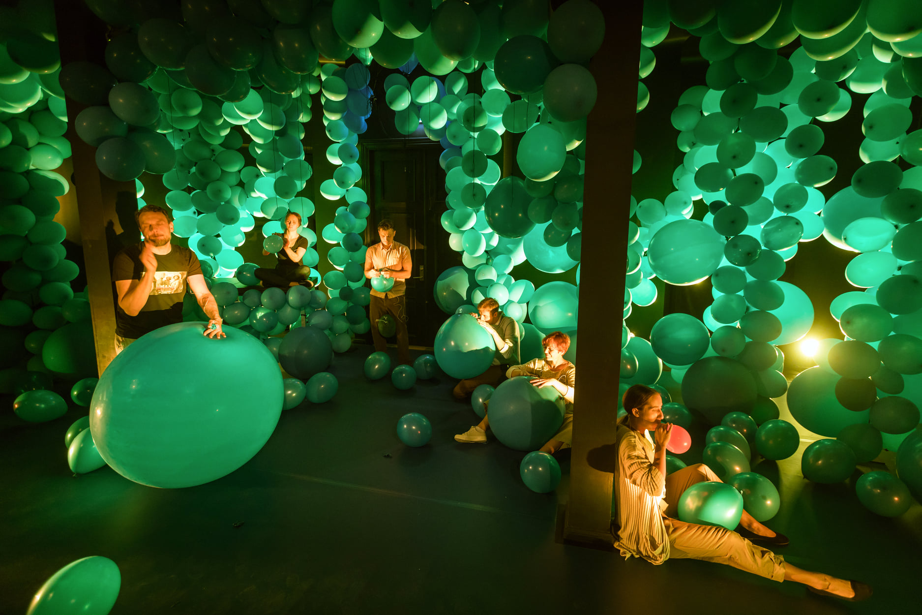 Skats no režisores Mari Līsas Lillas izrādes “Otrā istabā” (