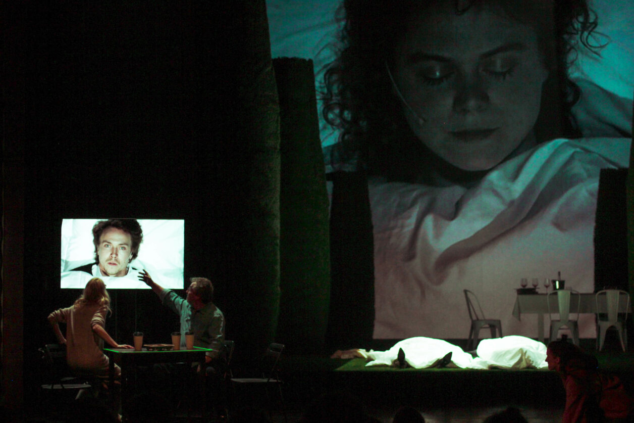 Skats no Igaunijas Drāmas teātra izrādes “Teorēma” (rež. Juhans Ulfsaks) // Foto – Johan Elm