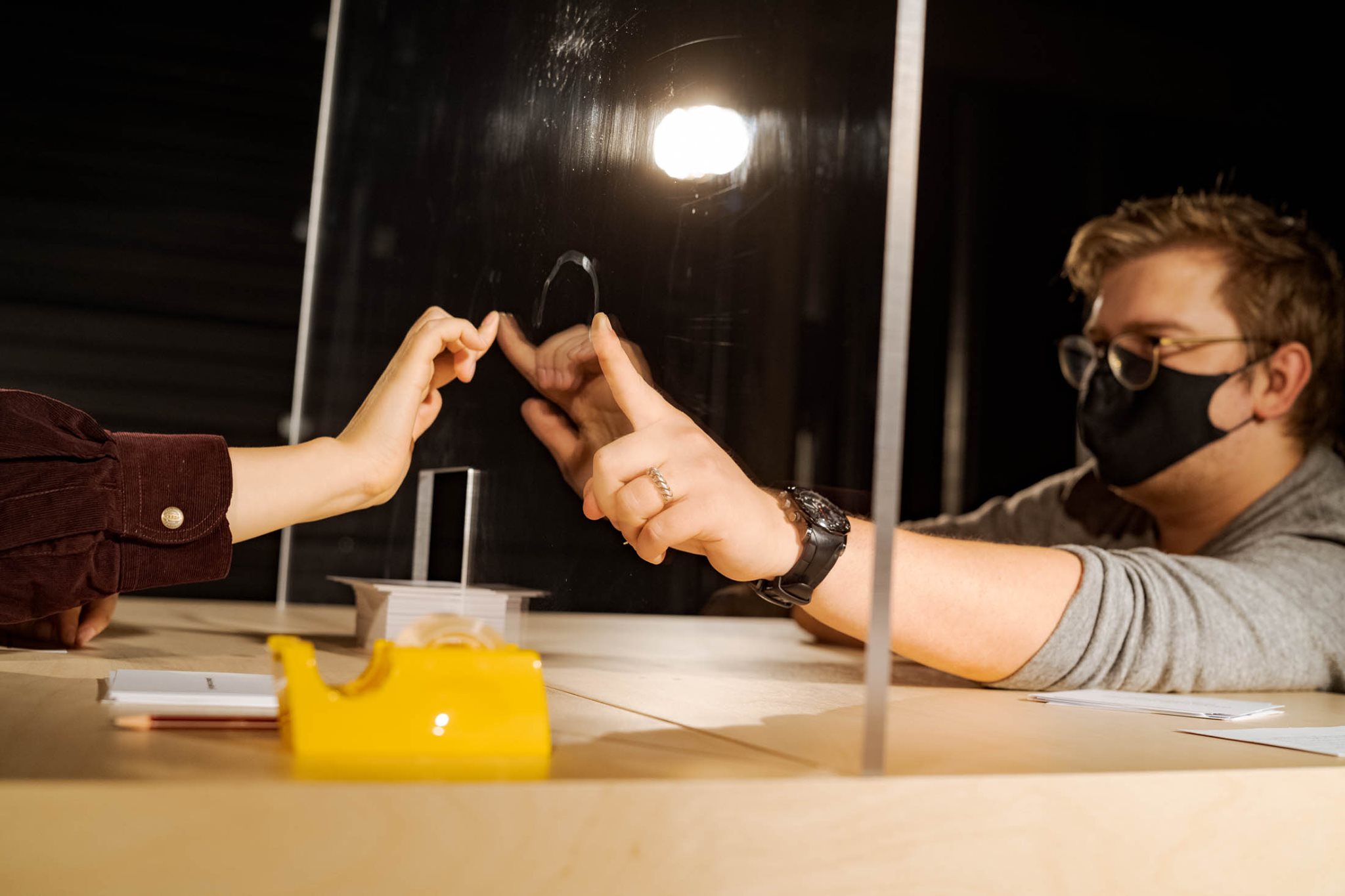 Skats no teātra kompānijas “600 HIGHWAYMEN” (Ņujorka) izrādes “Tūkstoš veidu. 2. daļa. Tikšanās” // Foto – Andrejs Strokins