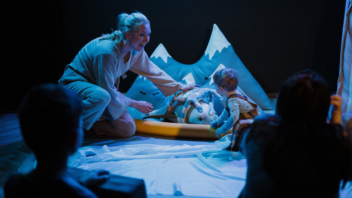 Skats no Latvijas Leļļu teātra izrādes “Čuči, Spilventiņ!” (rež. Liena Šmukste) // Foto – Matīss Markovskis