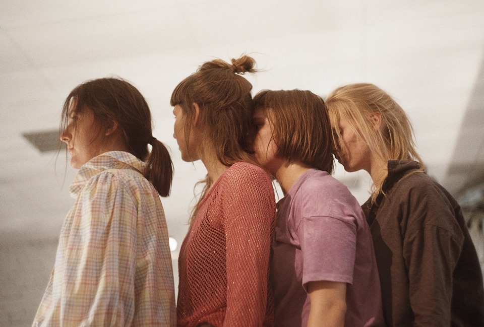 Izrādes “Dream dancers: The Process Of Unclenching A Fist” publicitātes foto