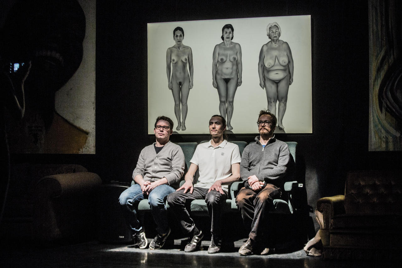 Skats no izrādes “Mobilās definīcijas” (Tartu Jaunais teātris) // Publicitātes foto
