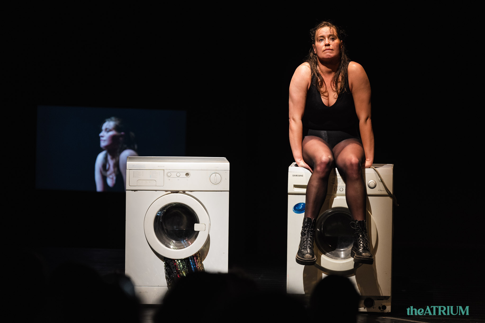 Skats no MMLAB (Meno ir Mokslo Laboratorija) izrādes “Deja veļasmašīnai un mātei” (aut. K. Steiblīte, S. Ivaškaite) // Foto – Domas Rimeika