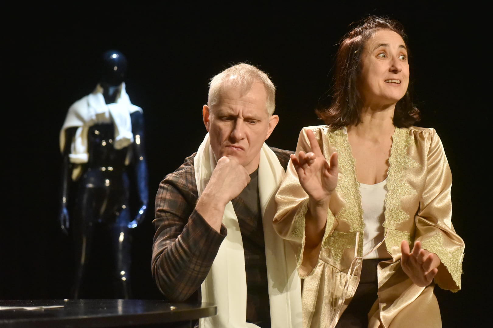 Skats no Ventspils teātra izrādes: Dario Fo, Franka Rame “Brīvais pāris” (rež. Vija Draviņa) // Publicitātes foto