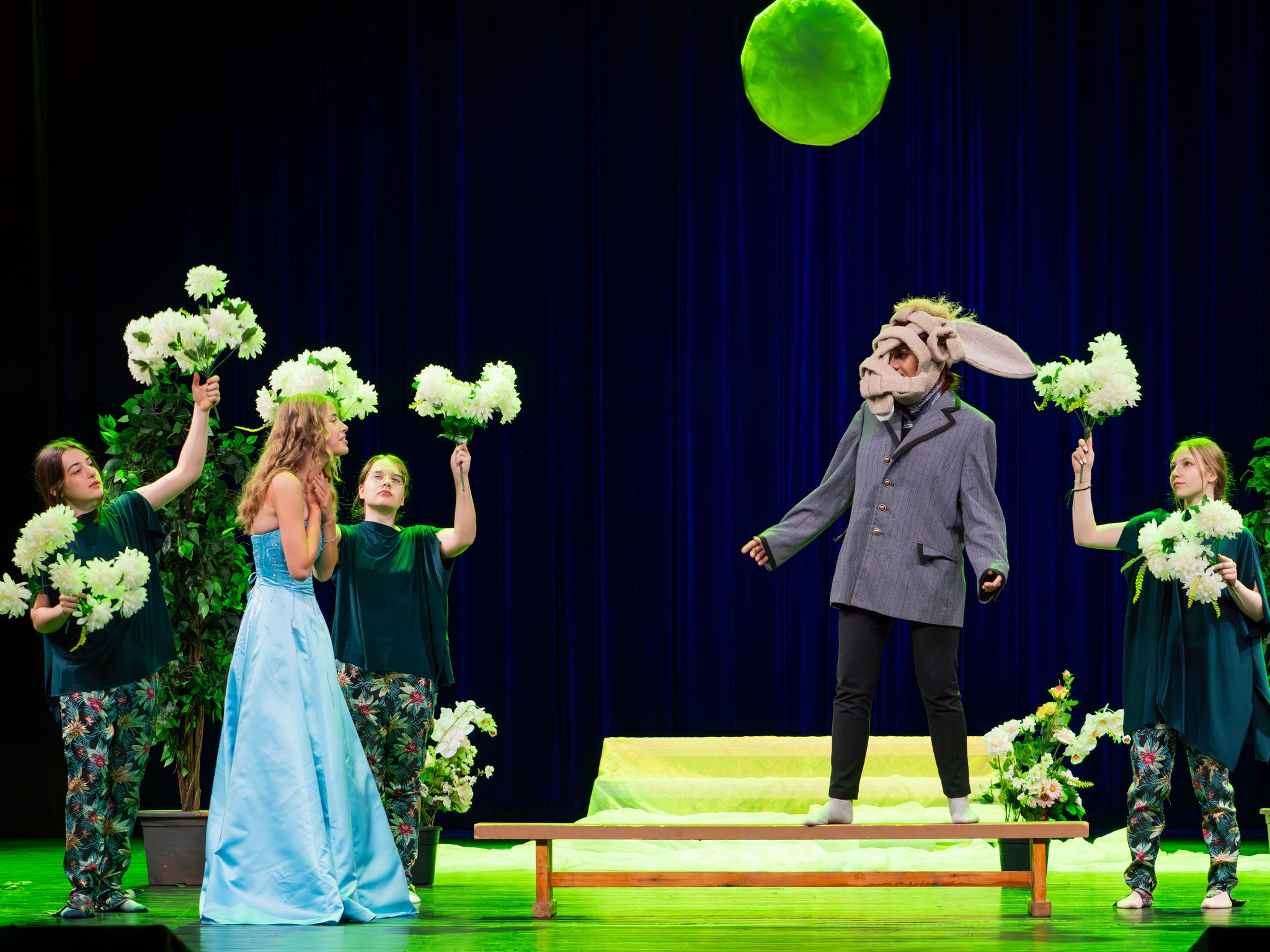 Skats no Rīgas kultūras un tautas mākslas centra “Mazā Ģilde” teātra studijas “Vinnijs” izrādes 