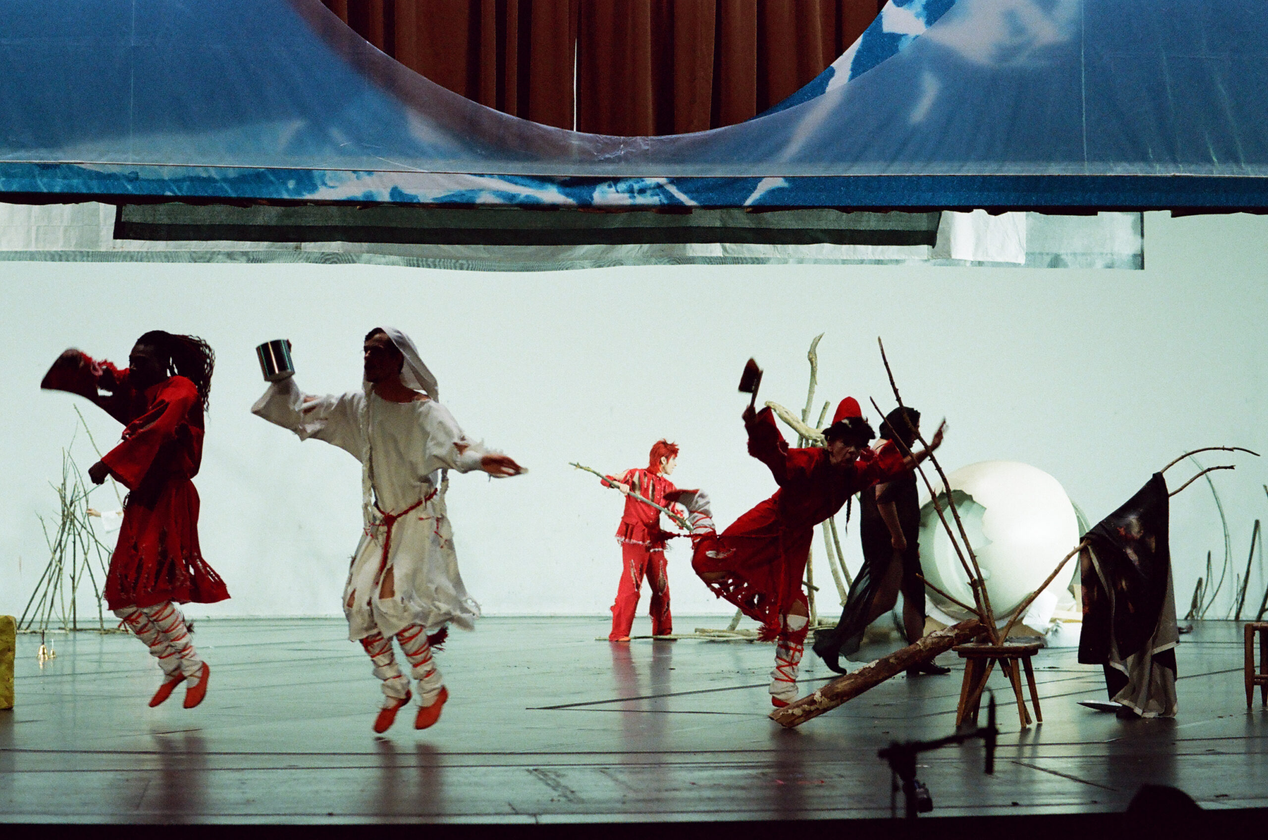 Skats no Volksbühne am Rosa-Luxemburg-Platz izrādes “DZIŅA PĒC NĀVES – VISS, KO VISI JEBKAD IR DARĪJUŠI” // Foto – Apollonia T. Bitzan