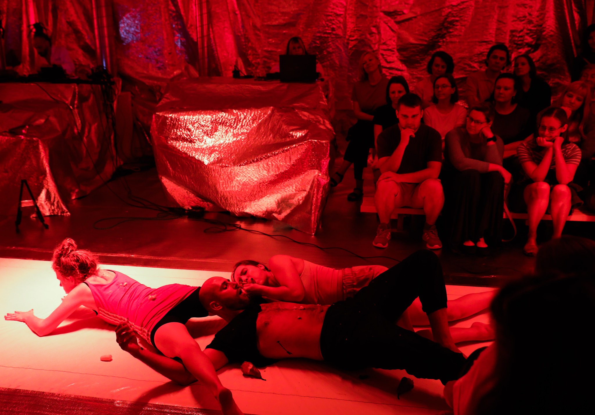 Skats no izrādes “Daudz laimes dzimšanas dienā” (rež. Iveta Pole) // Foto – Lita Millere