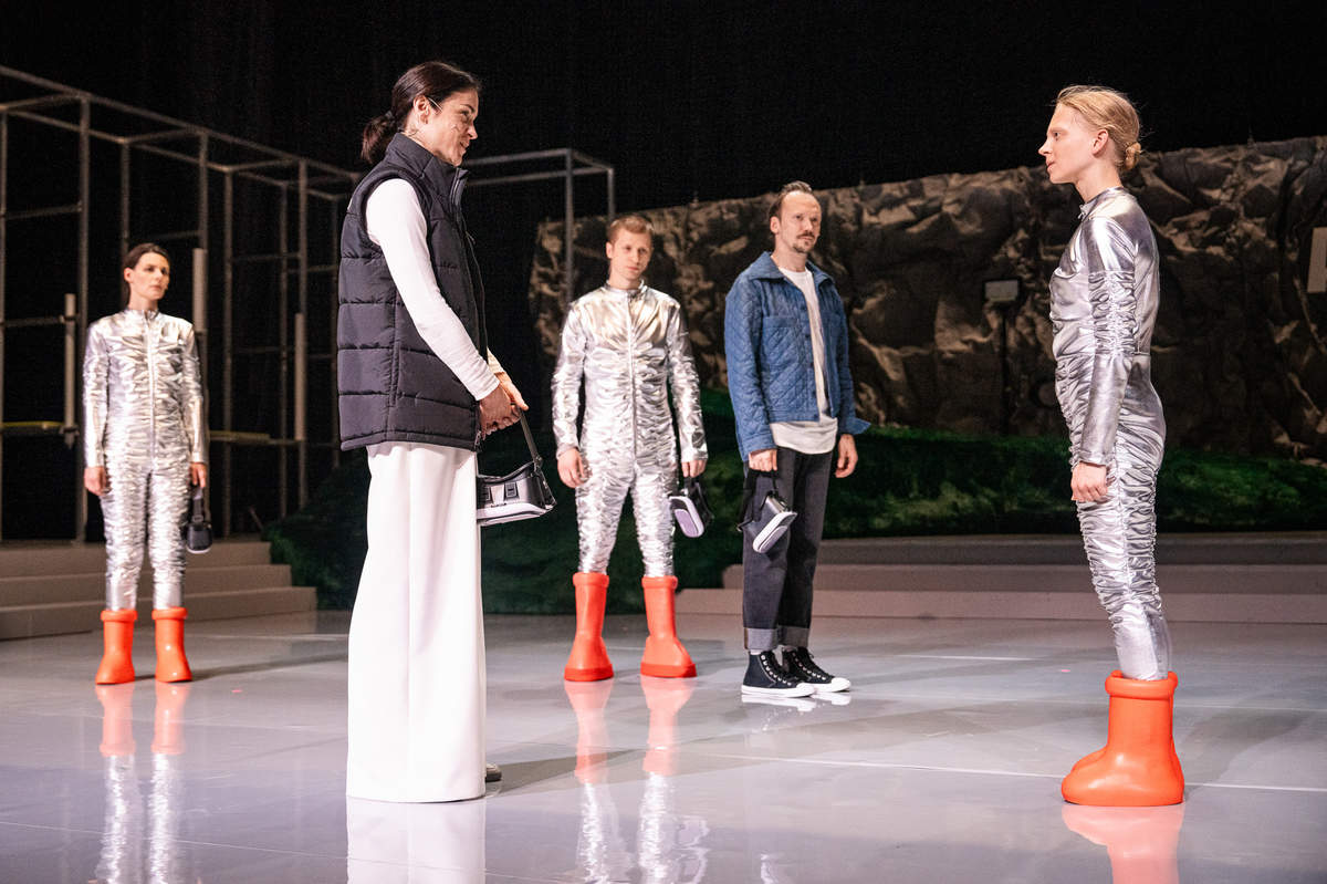 Skats no DT izrādes 