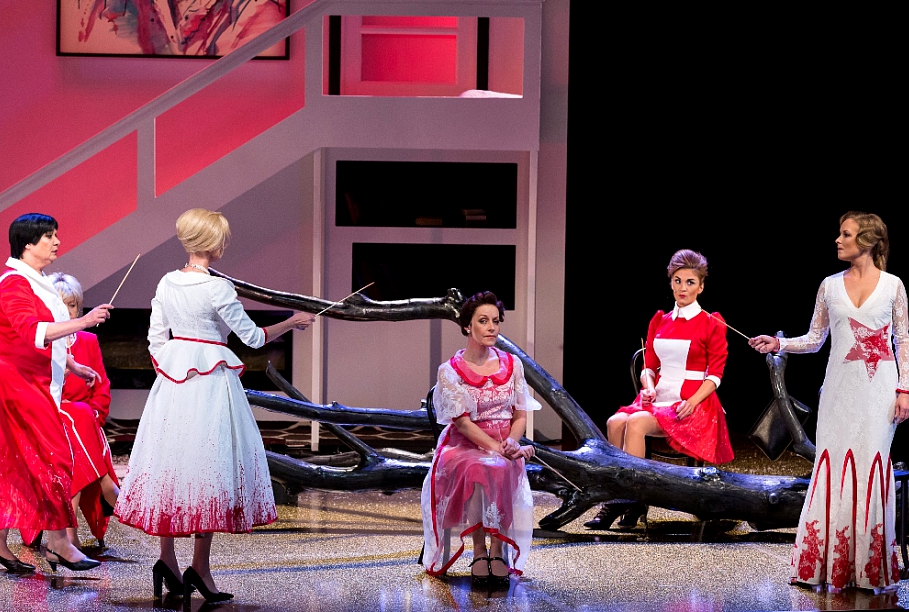 Skats no DT izrādes 