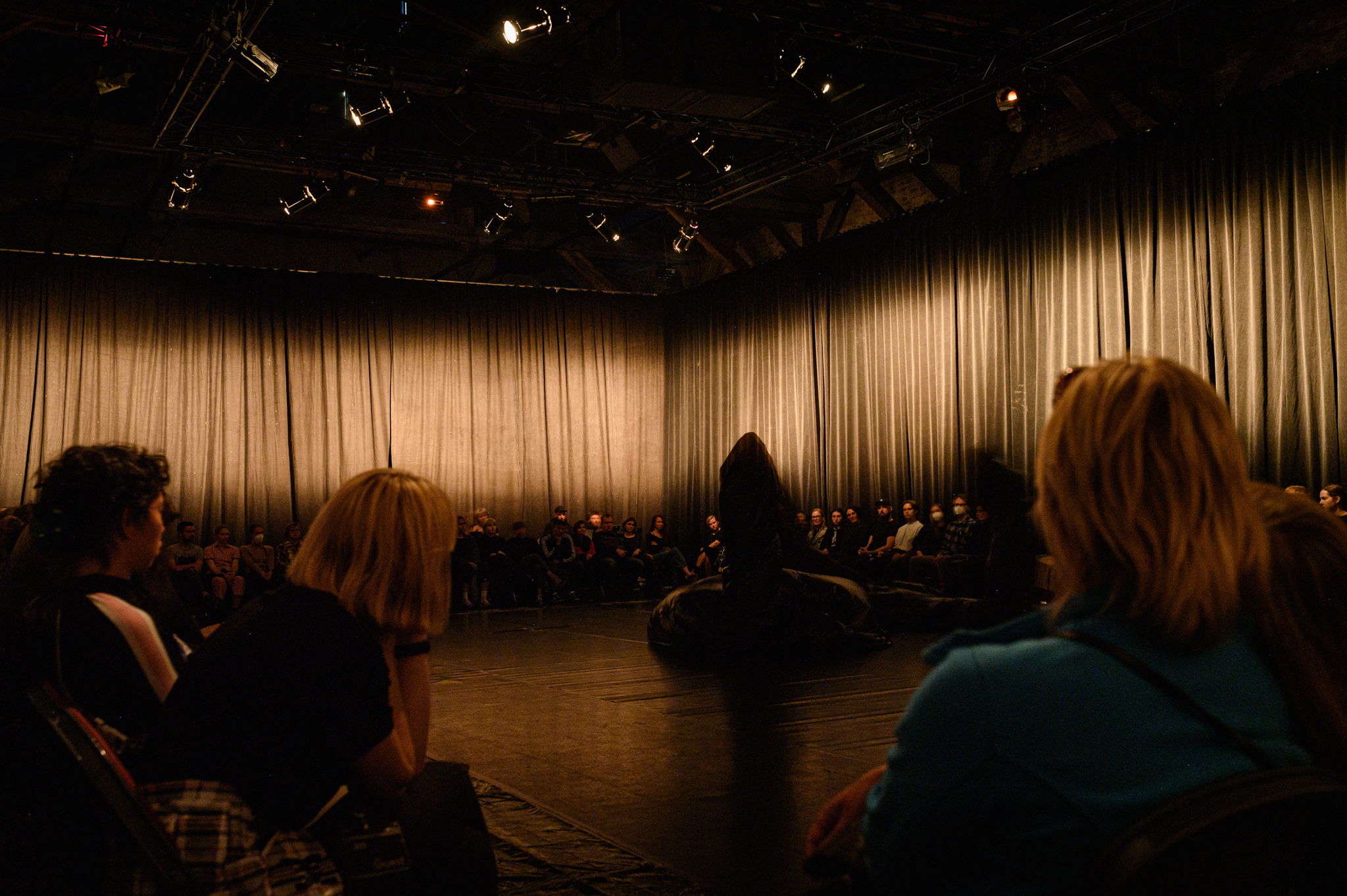 Skats no izrādes “Zibdeja